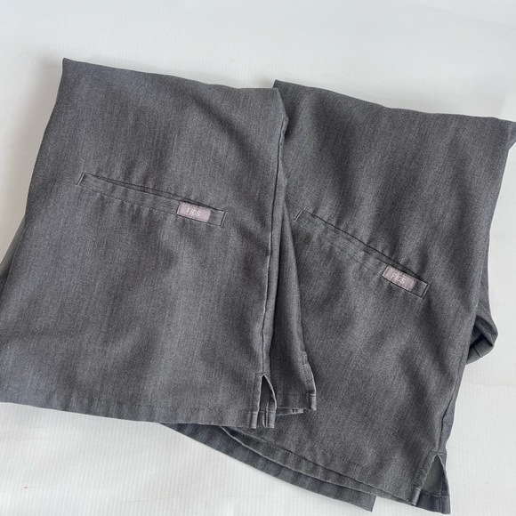 Lot of 2 Figs Technical Tops Gray Short Sleeve - Picture 9 of 9